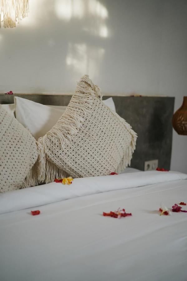Suku Lifestyle Hotel & Villas Selong Blanak Exterior foto