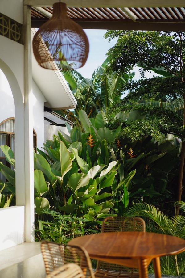 Suku Lifestyle Hotel & Villas Selong Blanak Exterior foto